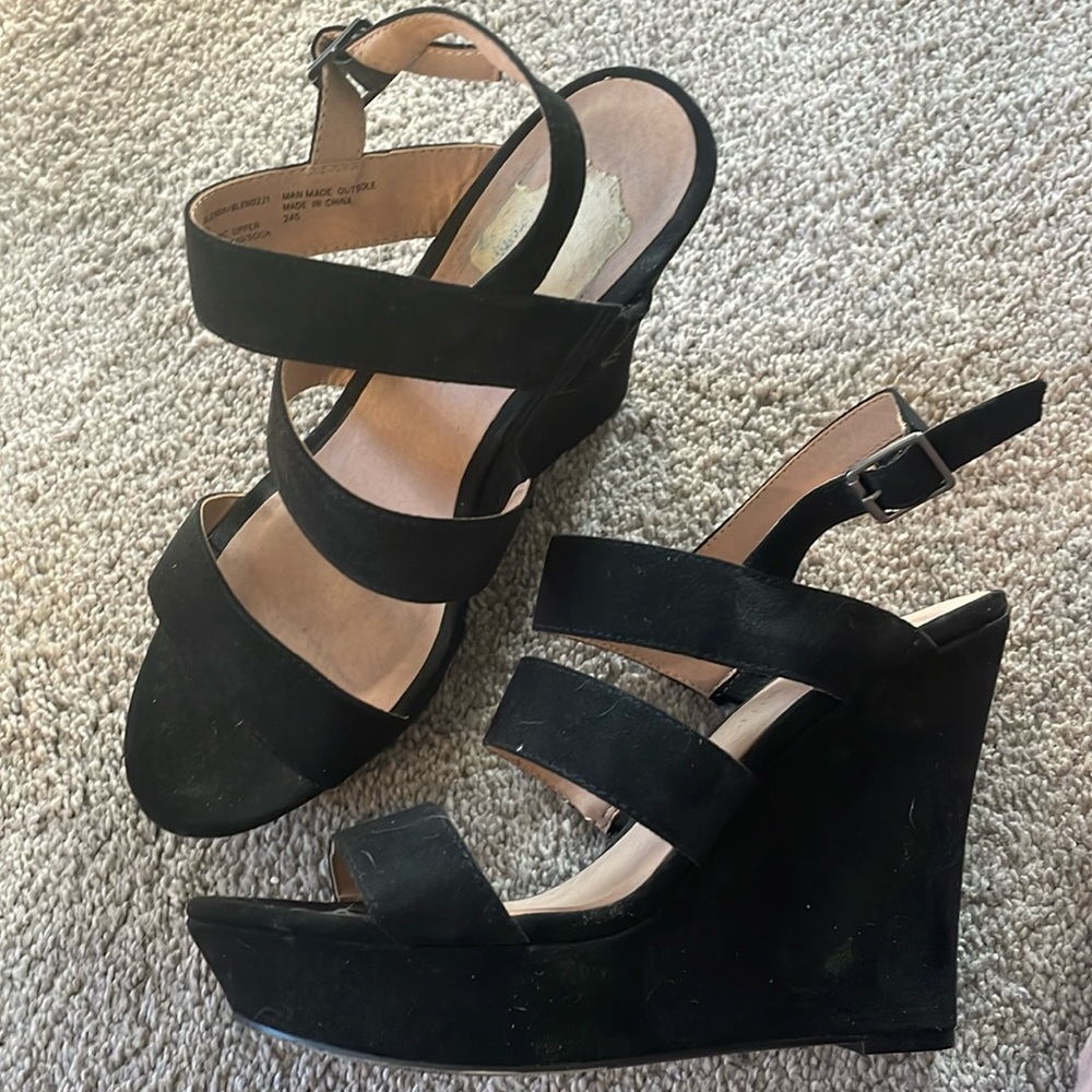 Black wedges